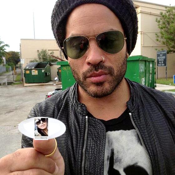 Il cantante lenny kravitz indossa occhiali da sole ray ban aviator
