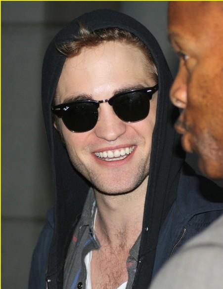 L attore robert pattinson protagonista della saga twilight indossa