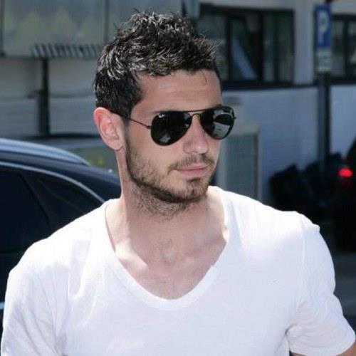 Blerim D emaili il calciatore del Napoli nel suo tempo libero indossa Ray Ban