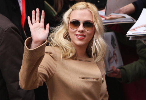 La bella attrice americana Scarlett Johanson catturata dal fascino senza tempo degli occhiali da sole Ray